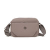Bolso cruz impermeable de nylon topo con solapa y correa ajustable.