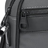 Primer plano de un bolso cruz de cuero PU negro con bolsillo cremallera y correa ajustable.