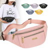 Un petit sac banane imperméable rose à bandoulière, avec différentes couleurs et une femme le tient.