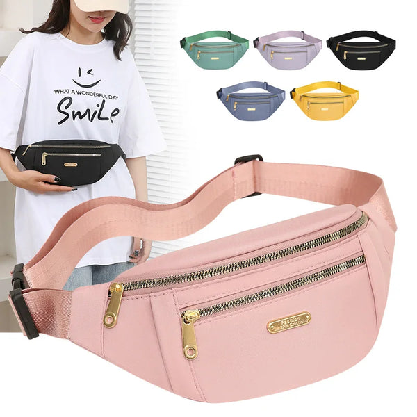 Una riñonera cruzada impermeable rosa exhibida junto a varias versiones de colores y una mujer sosteniendo una.