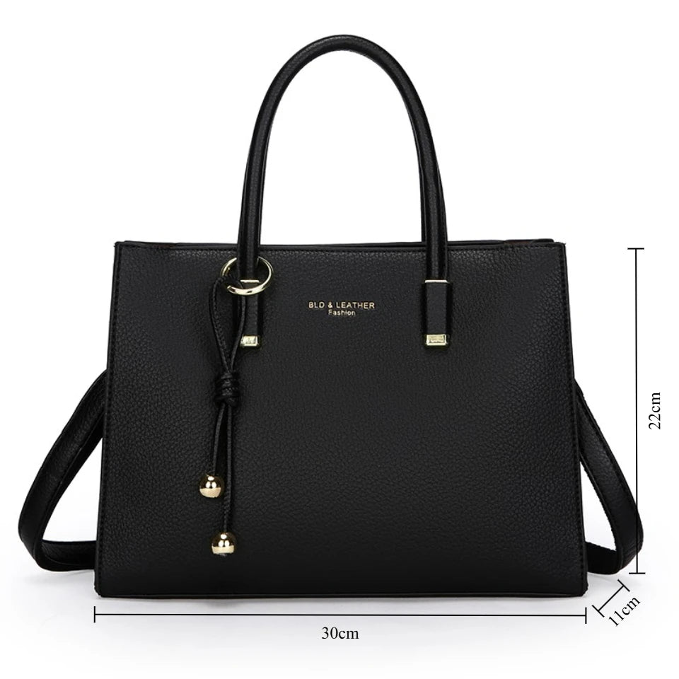 Schwarze Leder-Tasche mit goldenen Beschlägen, Frontansicht.