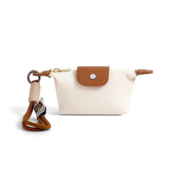 Cartera de monedas de cuero beige con solapa de gamuza y correa de cuero marrón.