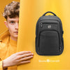 Ein Mann hält einen dunkelgrauen Laptop-Rucksack vor einem gelben Hintergrund.