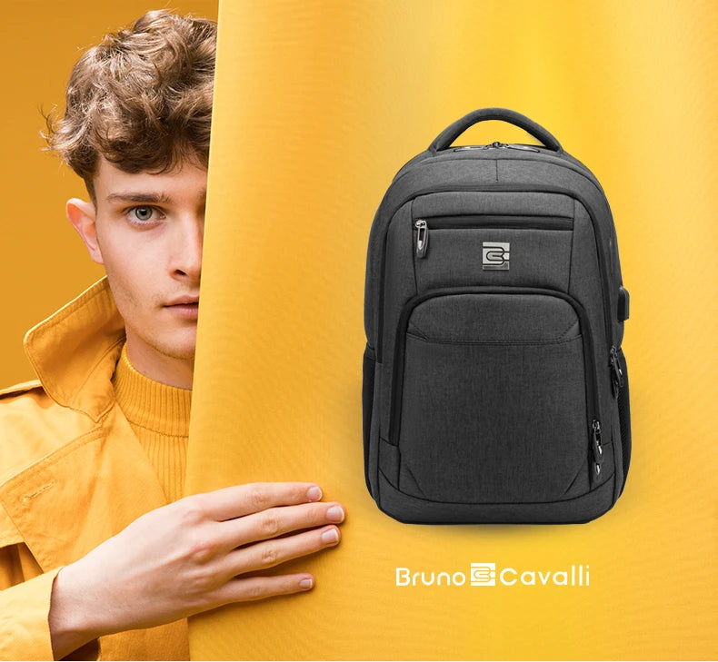 Ein Mann hält einen dunkelgrauen Laptop-Rucksack vor einem gelben Hintergrund.