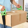 Una mano sostiene un transportador de bolsa ergonómico multiusos verde sobre una caja de cartón.