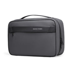 Sac organisateur de toilette gris foncé avec poignée noire et un détail de logo discret.