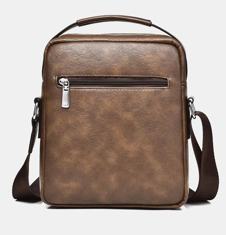 Mochila de cuero marrón vintage con cremallera y correas de cuero.