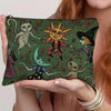 Bolsa de cremallera verde con ilustraciones de gatos y brujas.