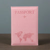 Housse de passeport en cuir PU rose avec le mot PASSPORT et une carte du monde gravée à l'avant.