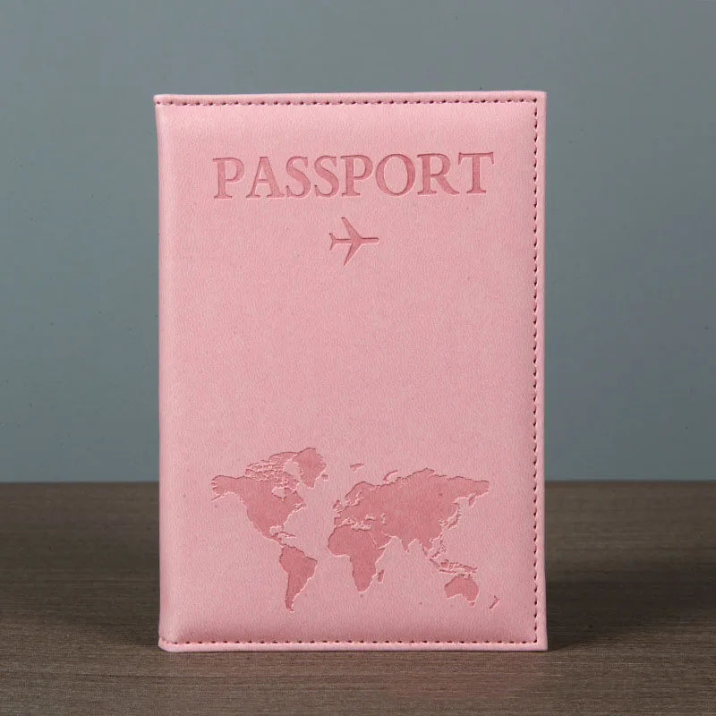 Housse de passeport en cuir PU rose avec le mot PASSPORT et une carte du monde gravée à l'avant.