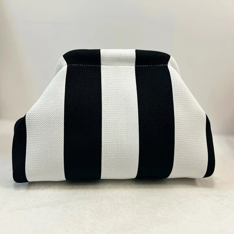 Pochette de plage crochet faite à la main avec des rayures noires et blanches verticales.