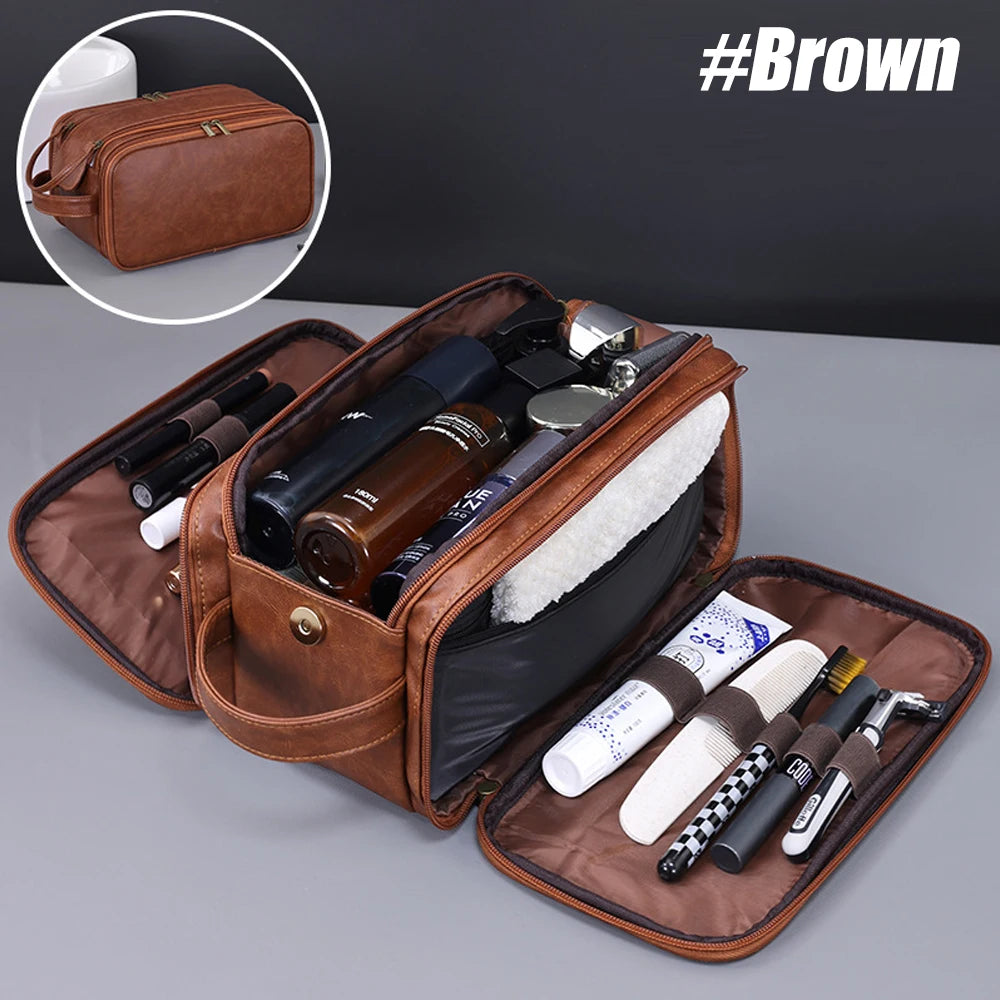 Un sac de toilette en cuir marron pour hommes, ouvert, montrant divers produits de soin et de voyage.