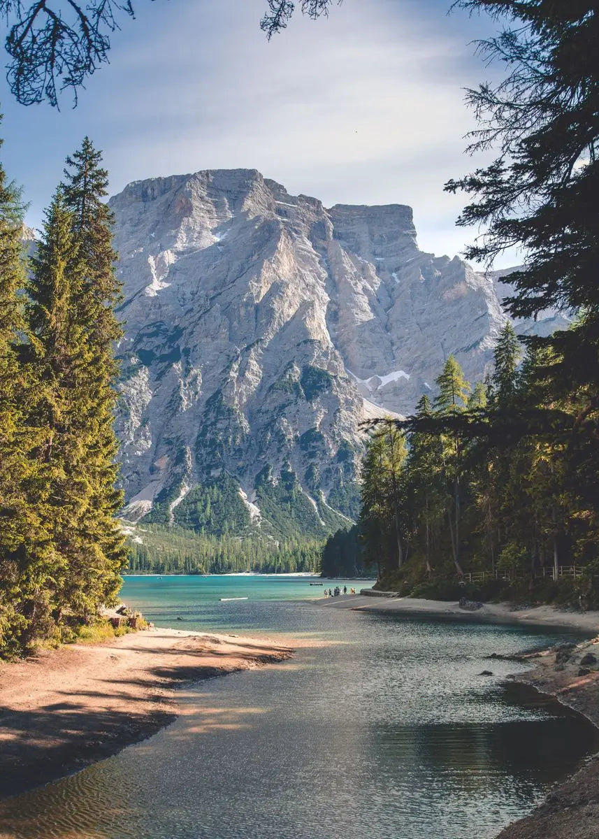 Landschaft mit einem großen felsigen Berg, Nadelbäumen und klarem blauem Wasser