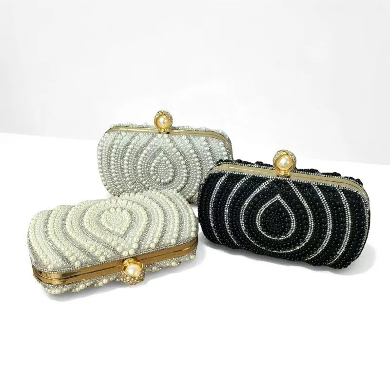 Clutchtasche mit weißen und schwarzen Perlmutt, goldfarbenen Akzenten.