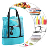 Türkis-Isoliermesh-Tasche gefüllt mit Flaschen, Handtüchern und Snacks.