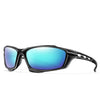 Gafas deportivas negras polarizadas con lentes azules espejados contra un fondo blanco.