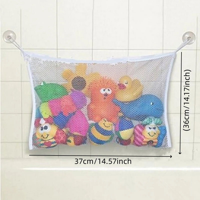 Bolsa de malla de almacenamiento llena de juguetes de baño y peluches coloridos, suspendida por un cordón blanco.