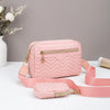 Pinkes gestepptes Crossbody-Taschen mit dünner rosa Trageleiste auf weißem Untergrund.