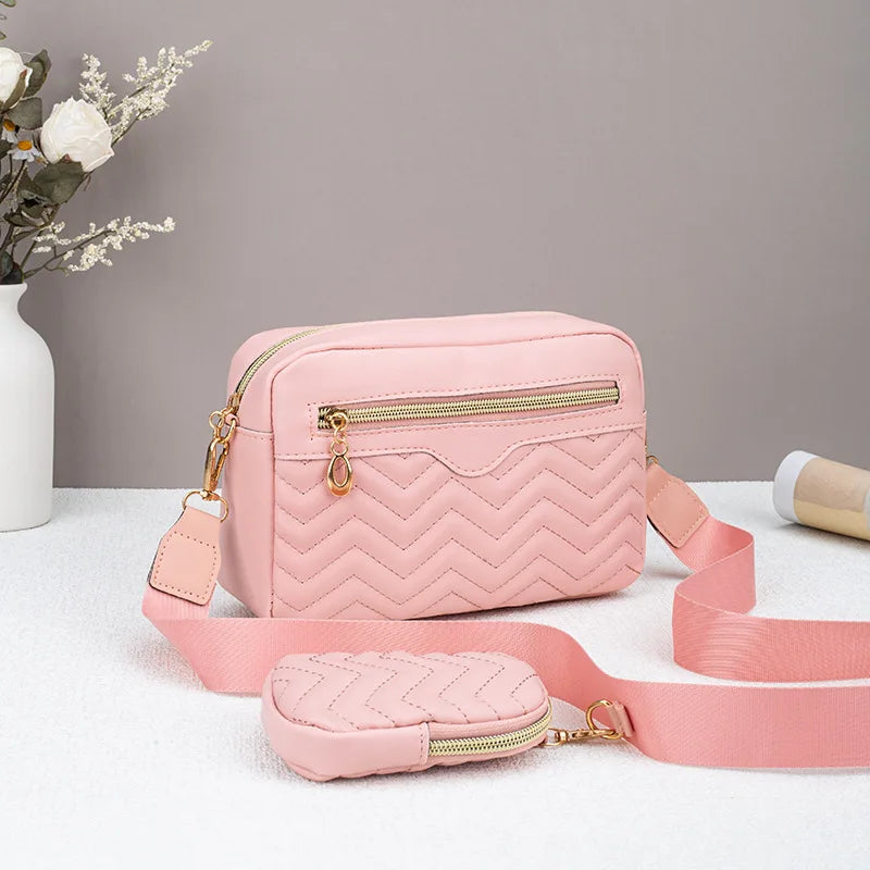 Pinkes gestepptes Crossbody-Taschen mit dünner rosa Trageleiste auf weißem Untergrund.