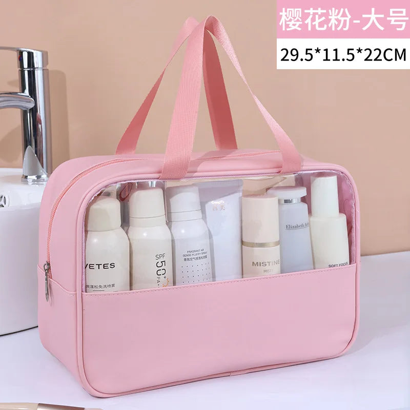 Rosa Kosmetik- und Badezubehörtasche mit klarem Fenster, gefüllt mit weißen Schönheitsprodukten.