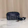 Dunkelblaue PU-Leder-Herren-Crossbody-Tasche mit geometrischem Muster auf weißem Marmor.