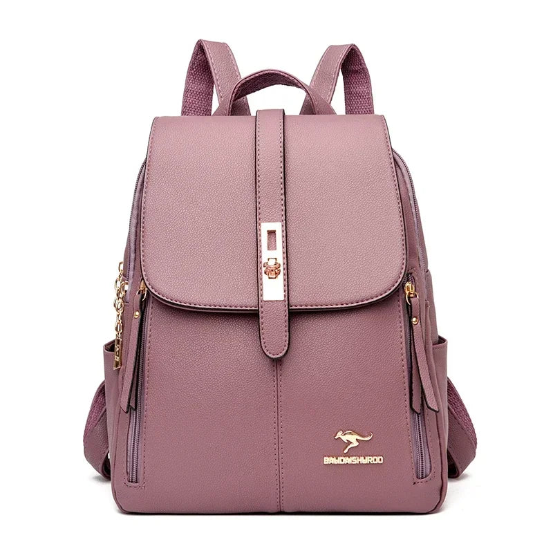 Sac à dos en cuir microfibre mauve avec accents roses et quincaillerie dorée.