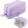 Étui à crayons multi-compartiments lavande avec fermeture éclair et pochette zippée séparée pour stylos et crayons.