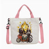 Mochila de tela blanca con gráfico de motocicleta y personas, con correas rosas.