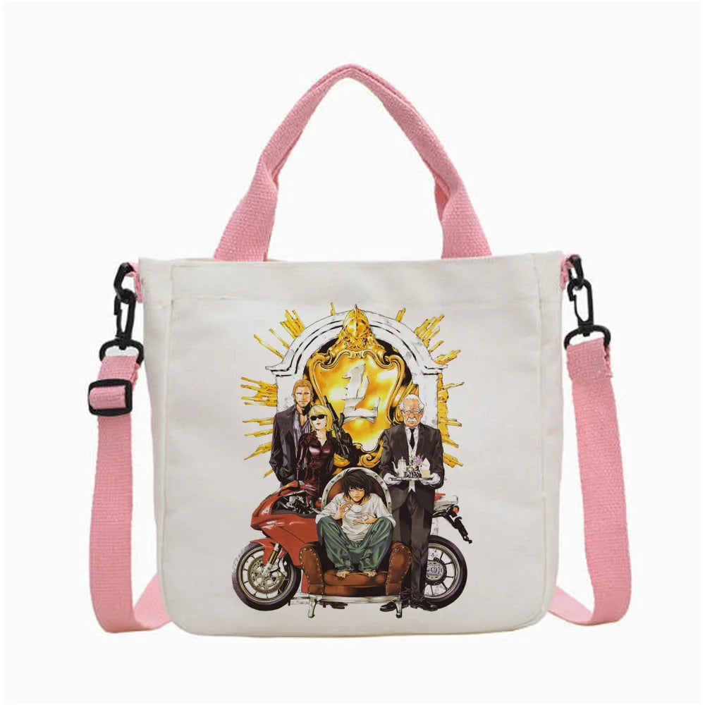 Mochila de tela blanca con gráfico de motocicleta y personas, con correas rosas.