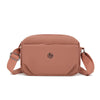 Bolso cruz impermeable de nylon color rosa polvoriento claro con solapa y correa ajustable.