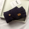 Dunklviolette Strickhandschuh ohne Finger mit Holzknopfdetail auf weißem Tablett