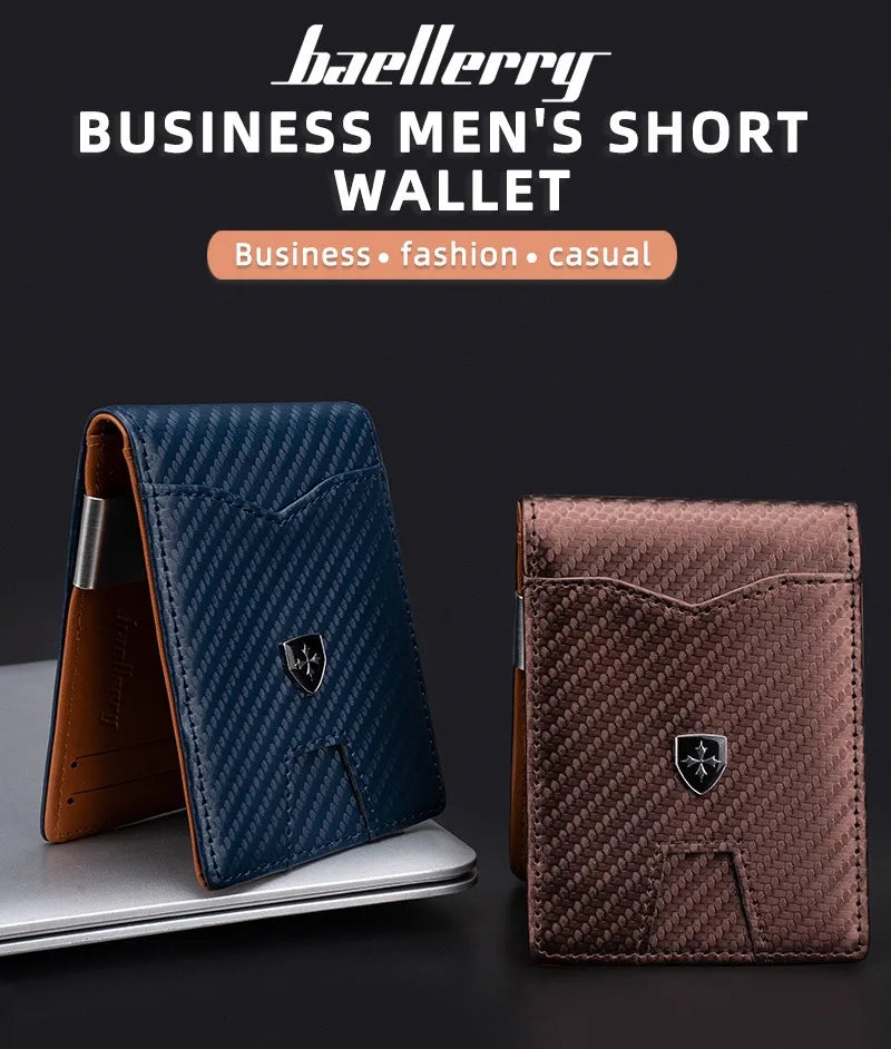 Cartera de hombre azul oscuro con estampado, abierta y cerrada, sobre una superficie gris.