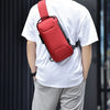 Eine Person trägt eine rote Designer-Anti-Diebstahl-Crossbody-Tasche über einem weißen T-Shirt.