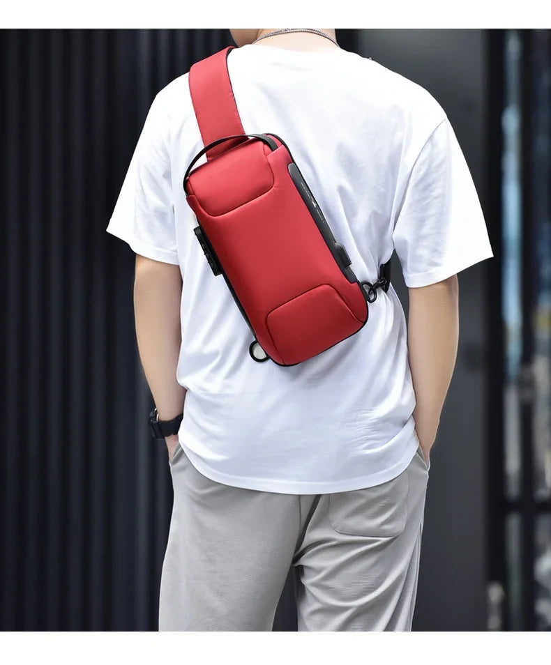 Eine Person trägt eine rote Designer-Anti-Diebstahl-Crossbody-Tasche über einem weißen T-Shirt.