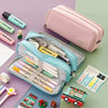 Une trousse rose ouverte, remplie de crayons de couleur et d'une petite boîte à crayons, à côté d'un stylo noir.