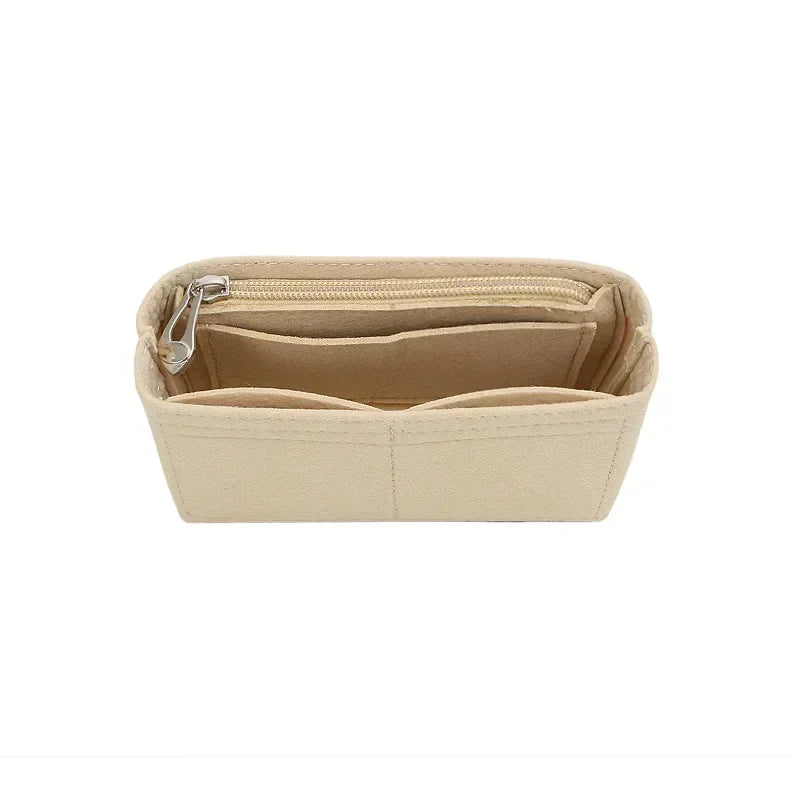 Un insert organisateur de sac beige conçu pour s'adapter aux mini-sacs à main.