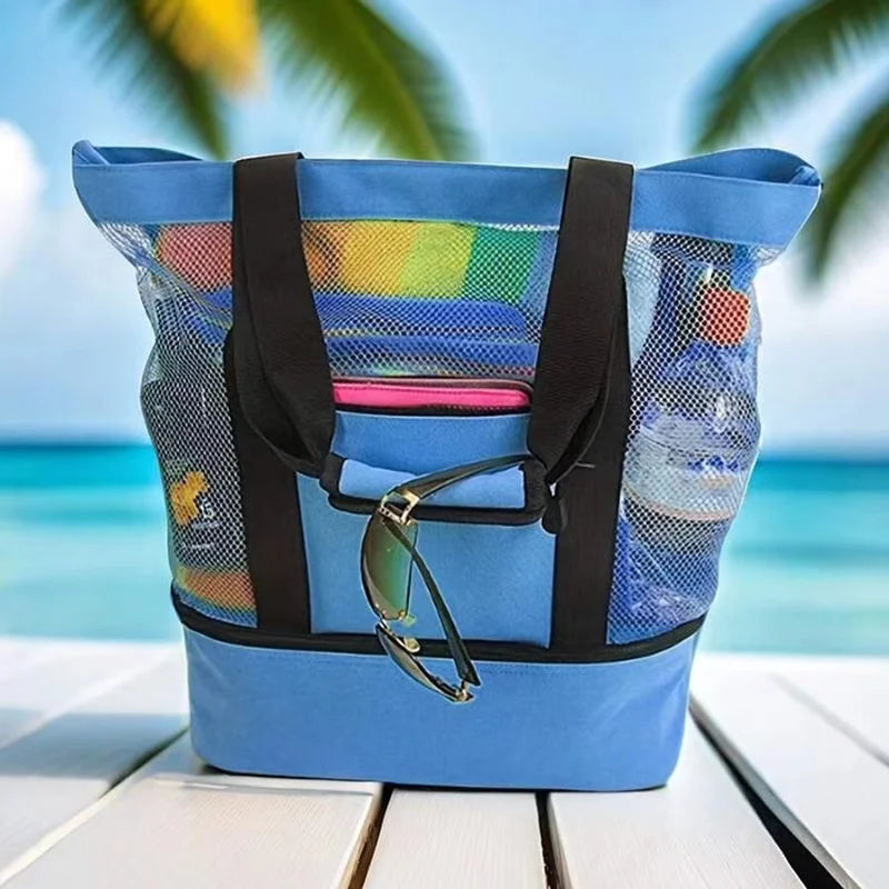 Hellblaue isolierte Netztasche mit schwarzen Riemen und farbiger Futter auf weißem Holz