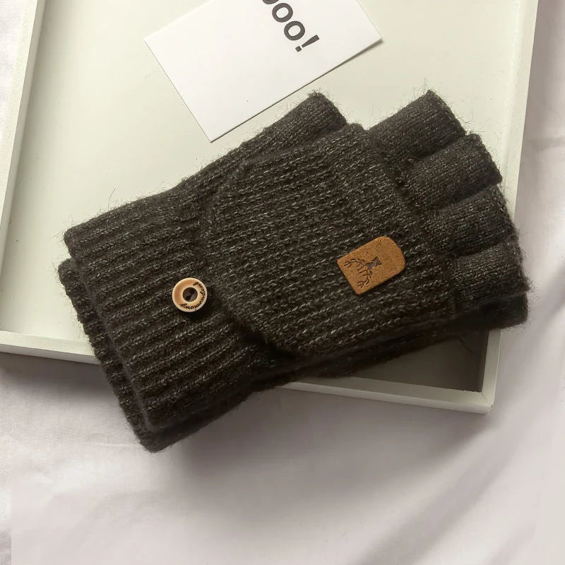 Ein Paar dunkelgrauer Strickfingerless-Handschuhe auf einer weißen Karte.