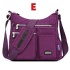 Lila wasserdichte Nylon-Crossbodybag mit schwarzem Riemen und Reißverschlussdetails.