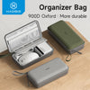 Una bolsa organizadora verde abierta, mostrando accesorios electrónicos como un mouse y cables.