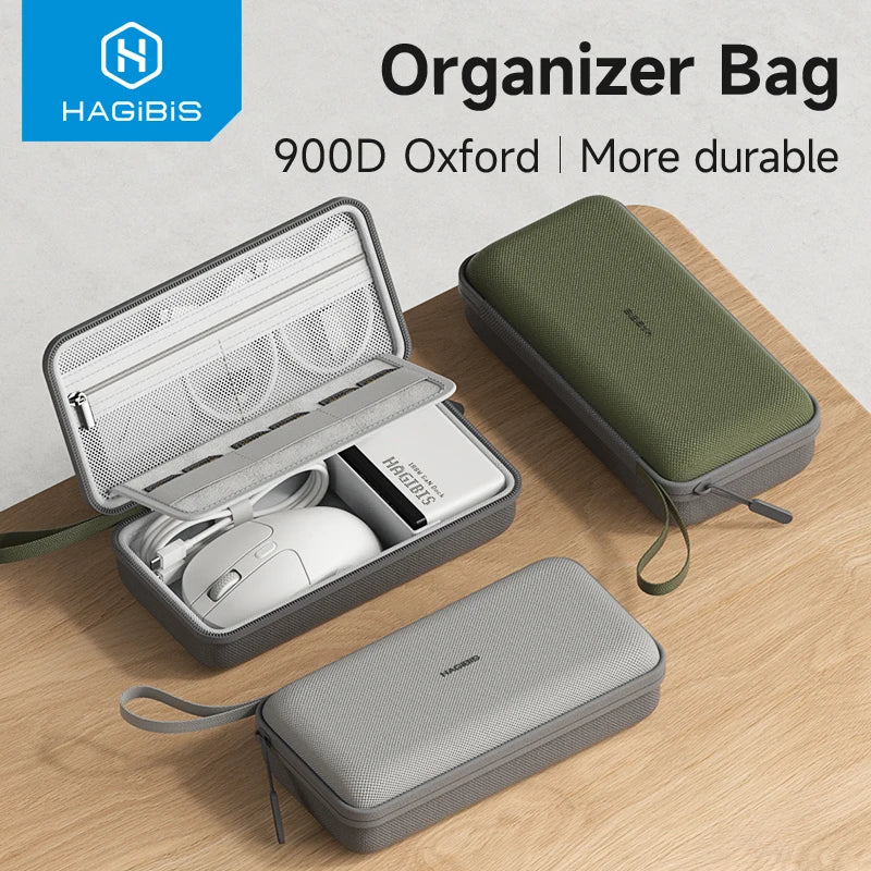 Una bolsa organizadora verde abierta, mostrando accesorios electrónicos como un mouse y cables.
