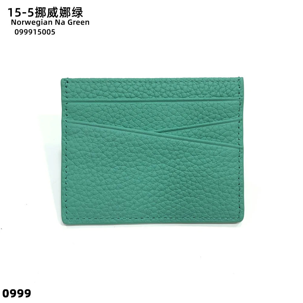 Porte-cartes en cuir bleu sarcelle avec texture cousue et design plié.