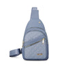 Sac bandoulière matelassé bleu clair avec fermeture éclair et sangle.