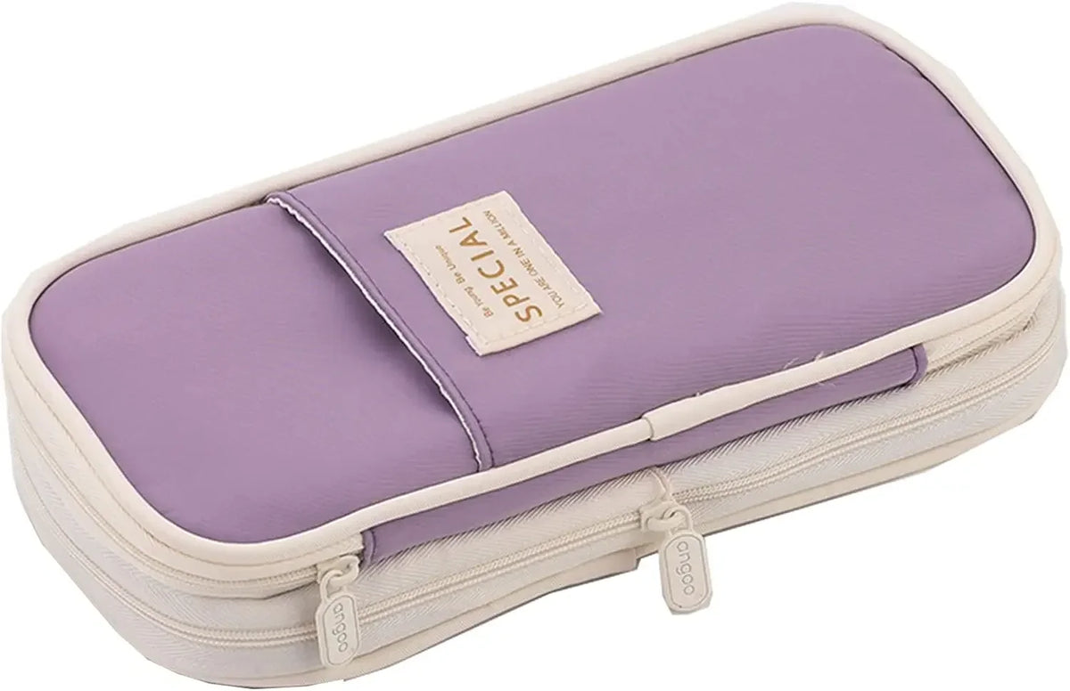 Étui à crayons violet avec doublure beige clair et une petite étiquette marquée SPÉCIAL