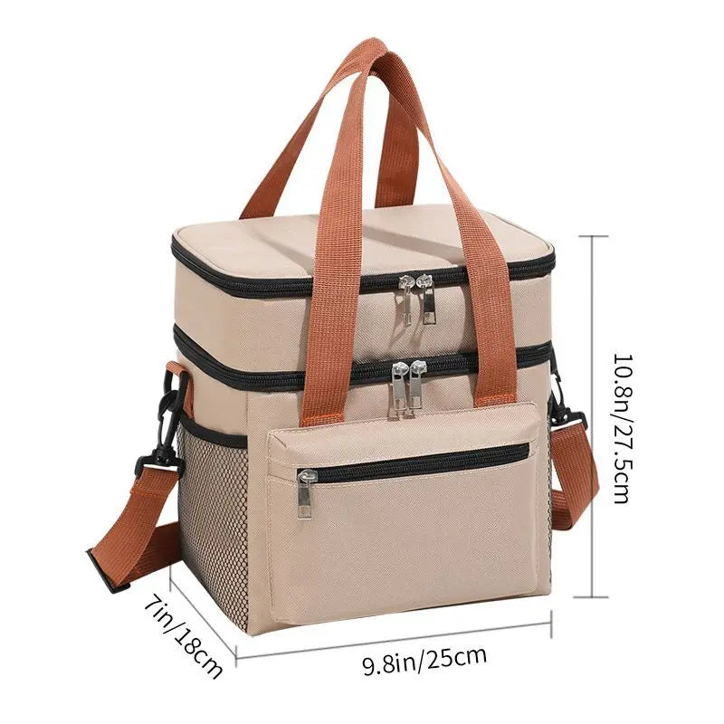 Bolsa térmica beige para picnic con correas marrones y un bolsillo con cremallera.