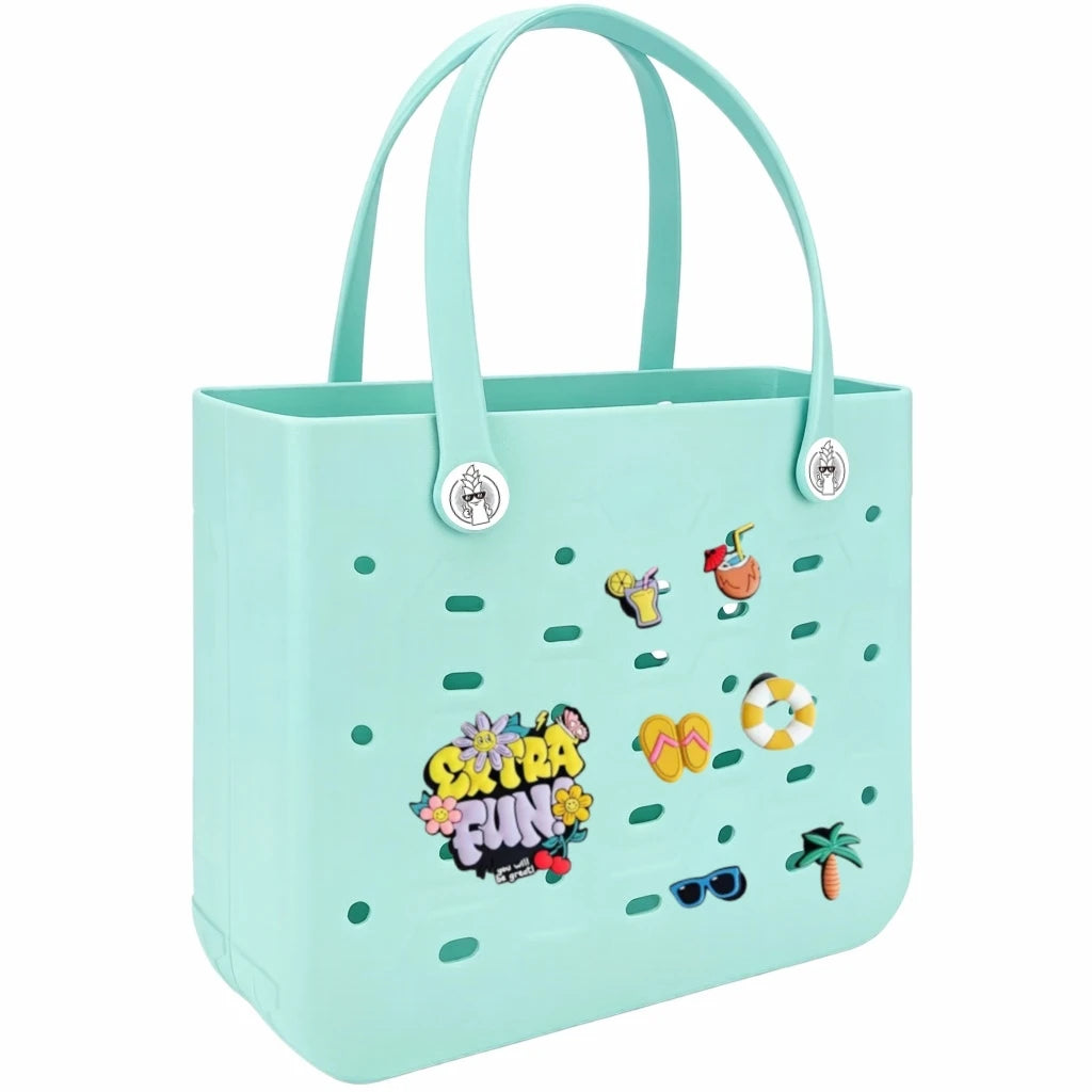Sac de plage en caoutchouc EVA vert menthe imperméable avec petits trous et accents décoratifs.