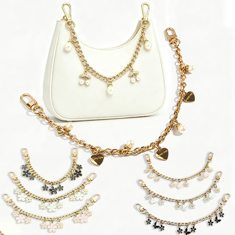 Goldkette mit Perlen- und Blumenschmuck neben einer weißen Crossbody-Tasche