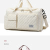 Helles beige gestepptes Tote-Handtasche in Studio-Umgebung.