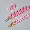 Collier en résine rose mat avec attaches dorées et différentes longueurs