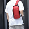 Eine Person trägt ein weißes T-Shirt und hält eine rote Designer-Anti-Diebstahl-Crossbody-Tasche.